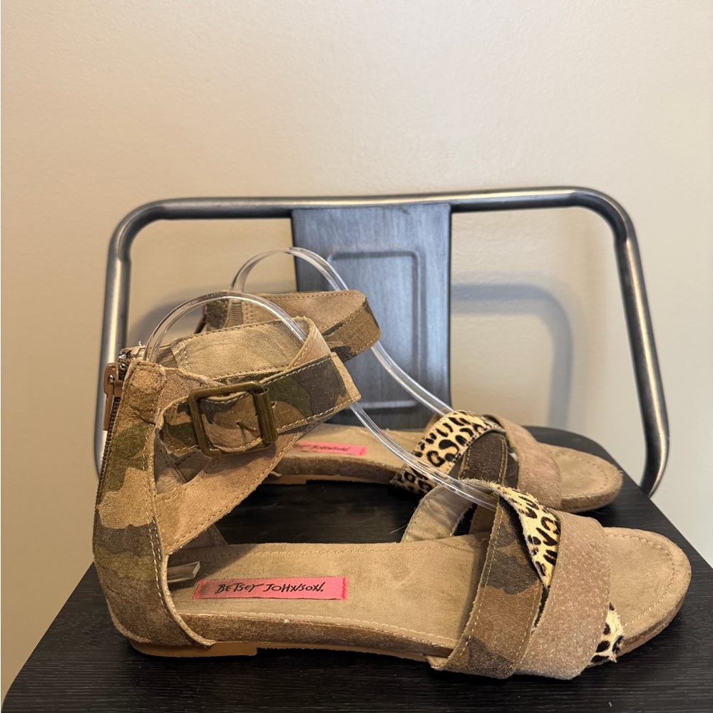 Betsey Johnson Camo Suede Leopard Strap Flat Sandals Back Zip Women’s 7.5 - Picture 5 of 13